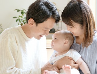 Portrait,Of,Young,Asian,Family,With,Baby,Relaxing,In,The